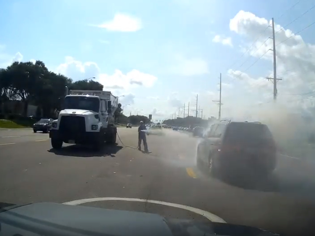 सड़क पर खड़ी गाड़ी में लग गई आग, फिर वॉटर टैंकर ने ऐसे की मदद