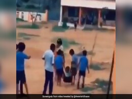 बच्चा स्कूल न जाने के लिए दिखा रहा था नखरे, तो 4 बच्चों ने ऐसे लटकाकर उसे पहुंचाया स्कूल, लोग बोले- I miss my School days - देखें Video बच्चा स्कूल न जाने के लिए दिखा रहा था नखरे, तो 4 बच्चों ने ऐसे लटकाकर उसे पहुंचाया स्कूल, लोग बोले- I miss my School days - देखें Video