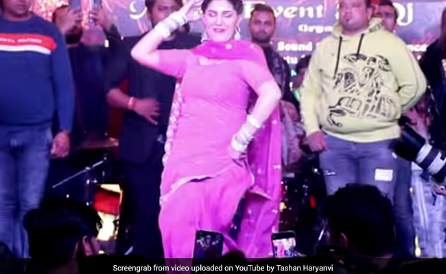 Sapna Choudhary ने हरियाणवी सॉन्ग 'चंद्रावल' पर किया डांस, खूब वायरल हो रहा वीडियो