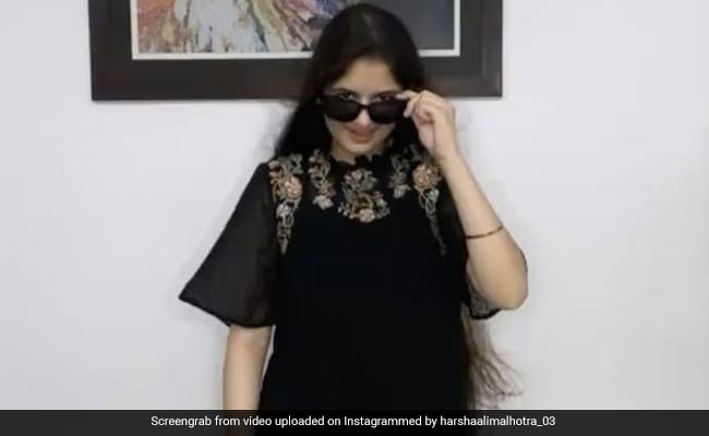 बजरंगी की 'मुन्नी' हर्षाली मल्होत्रा ने 'गोरे गोरे मुखड़े पर काला काला चश्मा' पर किया डांस, देखें वीडियो