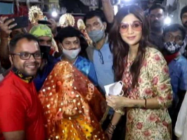 "<i>Ganpati Bappa Morya</i>," Chants Shilpa Shetty As She Brings Bappa Home
