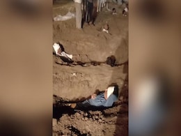 गाजियाबाद: मंडोला में किसानों का धरना खत्म करवाने की कोशिश, प्रशासन ने जेसीबी से भरवाए गड्ढे गाजियाबाद: मंडोला में किसानों का धरना खत्म करवाने की कोशिश, प्रशासन ने जेसीबी से भरवाए गड्ढे