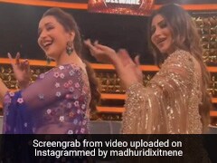 मौनी रॉय ने माधुरी दीक्षित संग झूमकर किया डांस, दोनों के खूबसूरत अंदाज ने बांधा समां...देखें Video