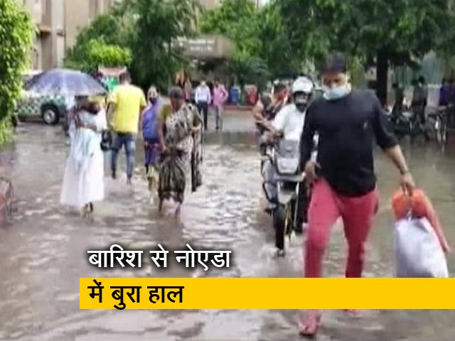 नोएडा के अस्पताल में भरा बारिश का पानी, पोस्ट ऑफिस की छत लगी टपकने