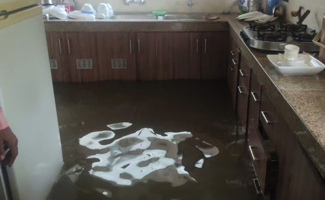 PHOTOS: दिल्ली में सड़कें लबालब, घरों में घुसा पानी; 19 वर्षों में सबसे ज्यादा बारिश का रिकॉर्ड !