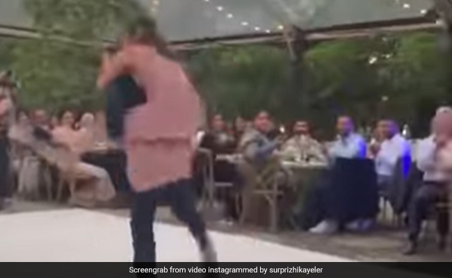 दूल्हे की पीठ पर बैठकर डांस कर रही थी दुल्हन, बिगड़ा बैलेंस तो धड़ाम से गिरे दोनों, लेकिन उठते ही दुल्हन ने किया कुछ ऐसा - देखें Video