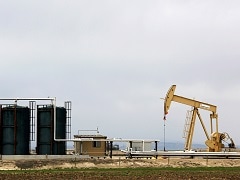 Oil Falls As Storm-Hit U.S. Supply Trickles Back Into Market