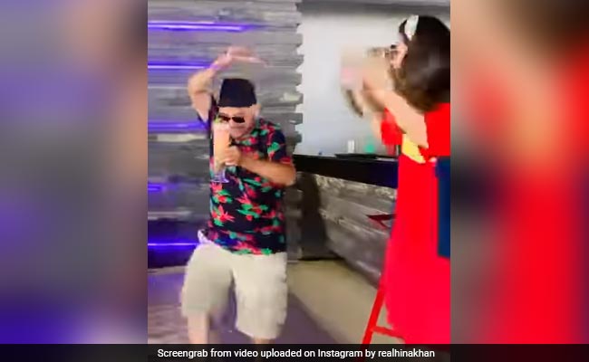 हिना खान की ड्रिंक लेकर भागा ये शख्स, सिर पीटती रह गईं एक्ट्रेस- देखें Video