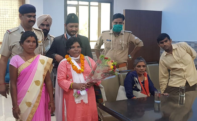 मानसिक रूप से बीमार महिलाएं सालों बाद नेपाल से लौटीं, घरवालों से मिलकर हो उठीं भावुक 