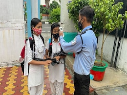 Delhi Schools Reopen: उत्साहित बच्चे, चिंतित माता-पिता और कोविड-गाइडलाइन के बीच दिल्ली के स्कूल सभी कक्षाओं के लिए फिर से खुले Delhi Schools Reopen: उत्साहित बच्चे, चिंतित माता-पिता और कोविड-गाइडलाइन के बीच दिल्ली के स्कूल सभी कक्षाओं के लिए फिर से खुले