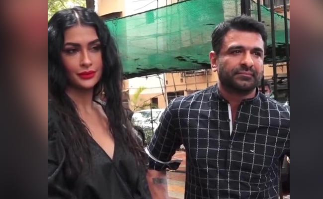 ग्लैमरस अंदाज में एजाज खान के साथ स्पॉट हुईं पवित्र पुनिया, फैन्स बोले- नजर ना लगे...देखें Video