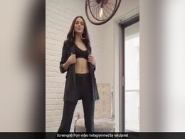 रकुलप्रीत सिंह ने गर्ल पावर को स्टाइलिश अंदाज में किया सलाम, देखें Video रकुलप्रीत सिंह ने गर्ल पावर को स्टाइलिश अंदाज में किया सलाम, देखें Video