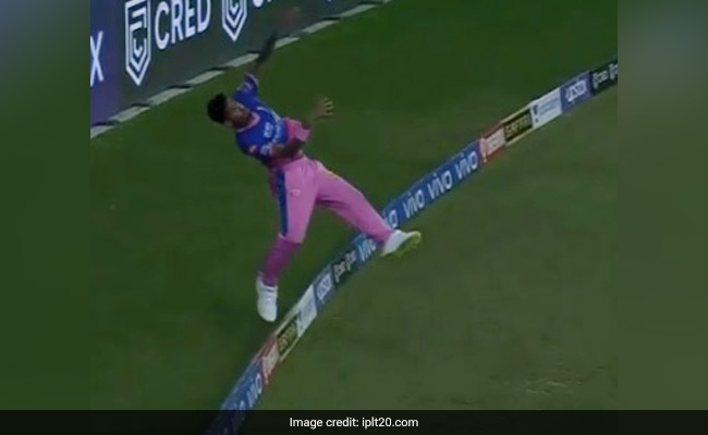 IPL 2021: मुस्‍ताफिजुर ने छक्के के लिए जा रही गेंद को रोकने के लिए खुद को बना लिया 'सुपरहीरो', मैक्सवेल भी चौंक गए- video