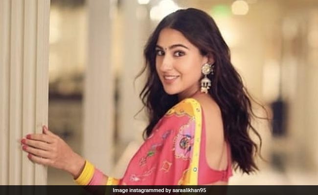 सारा अली खान ने शेयर की फोटो, बोलीं- साड़ी में नारी, हमेशा ही प्यारी...