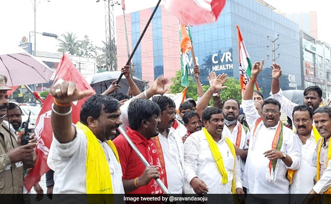 Congress, Left Parties Join Farmers' <i> Bharat Bandh </i> Protest In Telangana