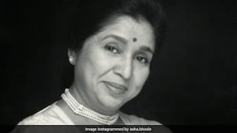 आशा भोसले की खिलखिलाती आवाज कैसे बनी लड़कियों के विद्रोह की आवाज