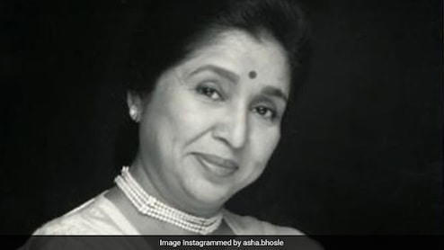 आशा भोसले की खिलखिलाती आवाज कैसे बनी लड़कियों के विद्रोह की आवाज