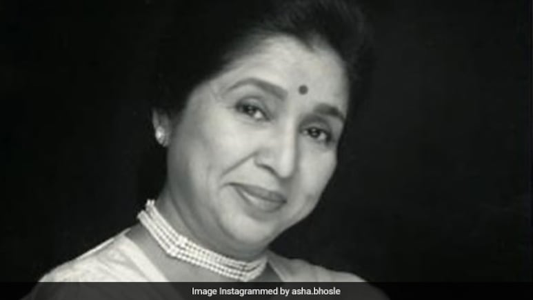 आशा भोसले की खिलखिलाती आवाज कैसे बनी लड़कियों के विद्रोह की आवाज