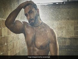 रणवीर सिंह ने शॉवर लेते हुए शेयर कीं तस्वीरें, फैंस देखते रह गए उनके 6 पैक एब्स रणवीर सिंह ने शॉवर लेते हुए शेयर कीं तस्वीरें, फैंस देखते रह गए उनके 6 पैक एब्स