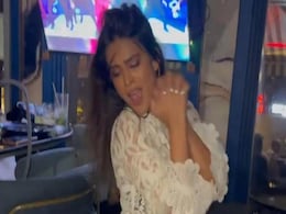 Nia Sharma ने बीच क्लब ‘दो घूंट’ गाने पर किया ऐसा जोरदार डांस, लोगों ने देखा मुड़-मुड़कर...देखें Video Nia Sharma ने बीच क्लब ‘दो घूंट’ गाने पर किया ऐसा जोरदार डांस, लोगों ने देखा मुड़-मुड़कर...देखें Video