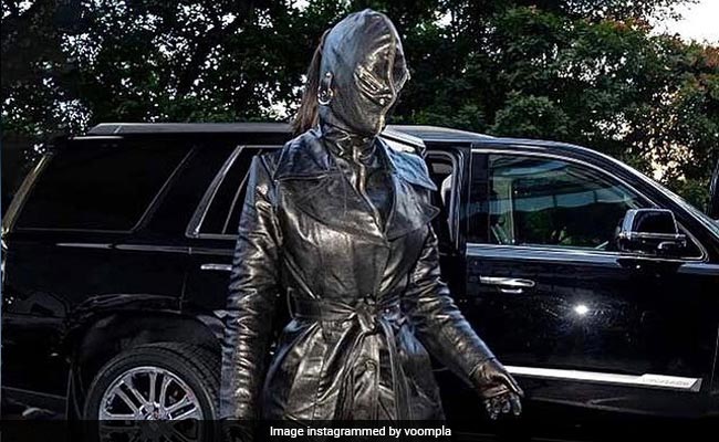 किम कार्दशियन ने पहनी ऊपर से नीचे तक कवर्ड ड्रेस, फैन्स बोले- अब यही स्टाइल अपना रणवीर करेगा...