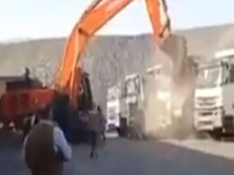 बॉस ने पैसे नहीं दिए तो कर्मचारी ने जेसीबी से गाड़ियों को तोड़ दिया, लोगों ने कहा- इस वीडियो को सभी बॉस को दिखाओ बॉस ने पैसे नहीं दिए तो कर्मचारी ने जेसीबी से गाड़ियों को तोड़ दिया, लोगों ने कहा- इस वीडियो को सभी बॉस को दिखाओ