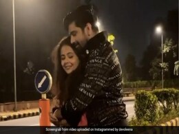 'गोपी बहू' देवोलीना भट्टाचार्य ऑनस्क्रीन 'देवर' के साथ सड़क पर डांस करती आईं नजर- देखें Video 'गोपी बहू' देवोलीना भट्टाचार्य ऑनस्क्रीन 'देवर' के साथ सड़क पर डांस करती आईं नजर- देखें Video