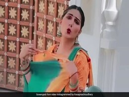 Sapna Chaudhary का गर्मी से हुआ बुरा हाल, बीच शूटिंग में जमीन पर बैठ अपने पल्लू से करने लगीं हवा, देखें Video Sapna Chaudhary का गर्मी से हुआ बुरा हाल, बीच शूटिंग में जमीन पर बैठ अपने पल्लू से करने लगीं हवा, देखें Video