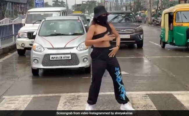 Viral Video: मॉडल ने ट्रैफिक के बीच सड़क पर किया जोरदार डांस, इंटरनेट पर वीडियो मचा रहा धमाल