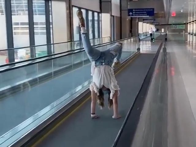 हैंडस्टैंड करते हुए लड़की ने किए गजब स्टंट