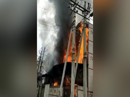 बाहरी दिल्ली के बवाना इलाके में फैक्टरी में भीषण आग, दमकलकर्मी आग पर काबू पाने की कोशिश में बाहरी दिल्ली के बवाना इलाके में फैक्टरी में भीषण आग, दमकलकर्मी आग पर काबू पाने की कोशिश में