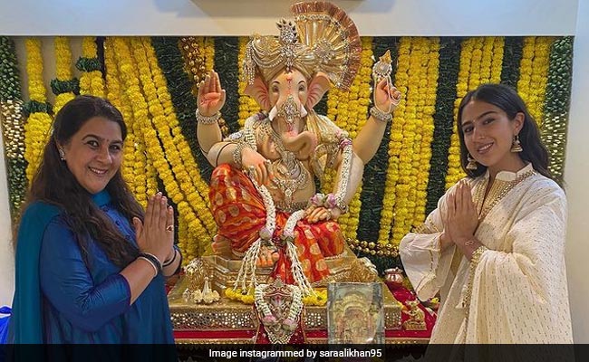 Ganesh Chaturthi 2021: सारा अली खान ने मां अमृता सिंह संग की गणपति बप्पा की पूजा, देखें Photos
