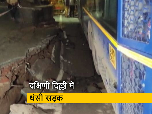 दक्षिणी दिल्ली के अधचिनी में अचानक धंसी सड़क, गड्ढे में समाई DTC बस