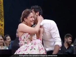 Ranbir Kapoor ने Alia Bhatt को बीच ईवेंट में किया प्रोपोज़, खुशी में कर दी ये गलती Ranbir Kapoor ने Alia Bhatt को बीच ईवेंट में किया प्रोपोज़, खुशी में कर दी ये गलती