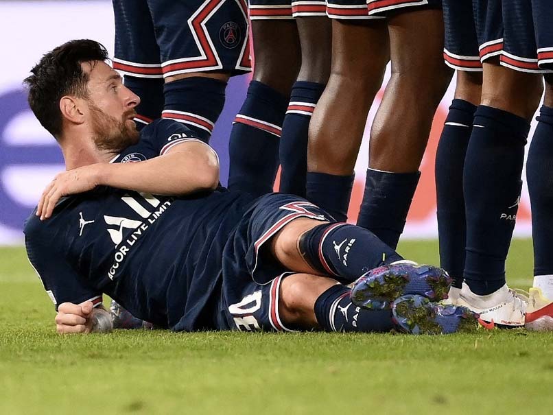 Champions League: Football Fans Stunned To See Lionel Messi Lying Down Behind PSG Wall To Defend Manchester City Free-Kick