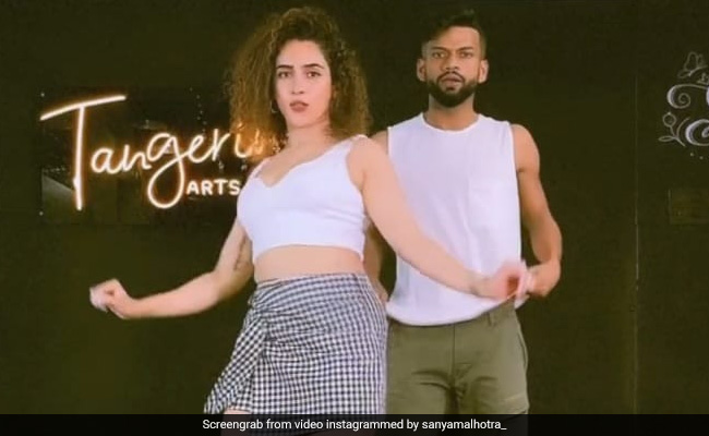 दंगल गर्ल ने 'रूप सुहाना लगता है' सॉन्ग पर दोस्त संग किया डांस, सान्या मल्होत्रा के स्टाइल ने जीता फैन्स का दिल