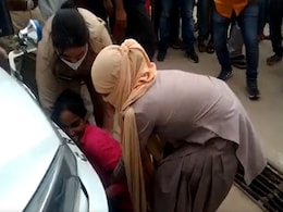 फिरोजाबाद में कौन सुनेगा फरियाद : 11 साल की बहन की मौत से विचलित लड़की कमिश्नर की गाड़ी के आगे लेट गई फिरोजाबाद में कौन सुनेगा फरियाद : 11 साल की बहन की मौत से विचलित लड़की कमिश्नर की गाड़ी के आगे लेट गई