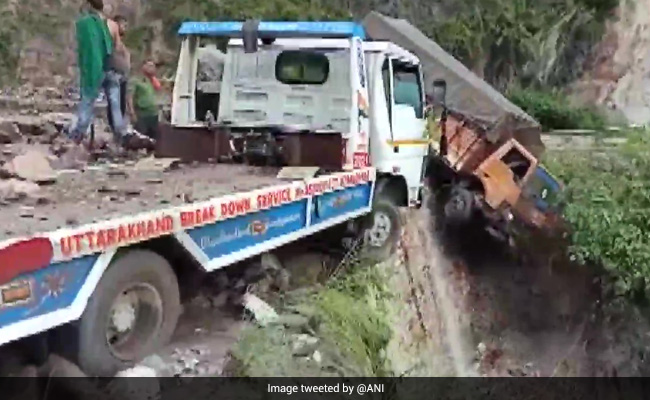 Uttarakhand: Landslide Debris Blocks Badrinath Highway, Damages Vehicles