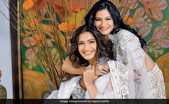 अनिल कपूर की पत्नी सुनीता कपूर ने सोनम-रिया की तस्वीर शेयर कर कहा- दुनिया का सबसे खूबसूरत तोहफा...