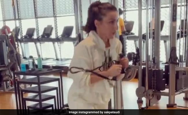 Soha Ali Khan ने वर्कआउट वीडियो किया शेयर, बहन सबा का यूं आया कमेंट...देखें Video