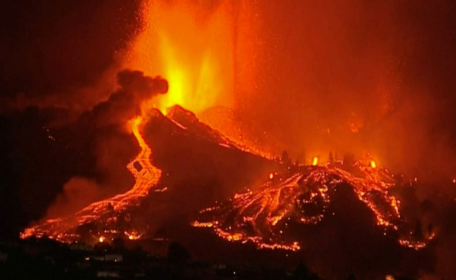 Canaries Volcano Streams Slow Down, Homes Destroyed, Thousands Flee