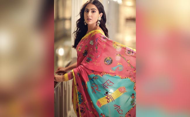 Trend : जब सारा अली खान ने पहनी 'मेरे पास मां हैं' वाली साड़ी, आप भी कुछ ऐसी पंच लाइन वाली ड्रेस कर सकते हैं कैरी