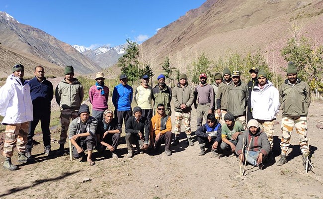 हिमाचल प्रदेश : ITBP के जवान मुश्किल हालातों में 27 किलोमीटर तक पैदल स्ट्रेचर पर लेकर आए दो शव