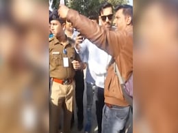 सेल्फी लेने आए फैन पर जॉन अब्राहम को आया गुस्सा, धक्का मारकर गिराया नीचे...देखें Video सेल्फी लेने आए फैन पर जॉन अब्राहम को आया गुस्सा, धक्का मारकर गिराया नीचे...देखें Video