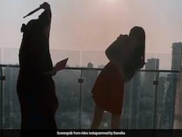 Hansika Motwani की इस हरकत पर मम्मी को आया इतना गुस्सा, बेलन से करने लगीं पिटाई- Video Hansika Motwani की इस हरकत पर मम्मी को आया इतना गुस्सा, बेलन से करने लगीं पिटाई- Video