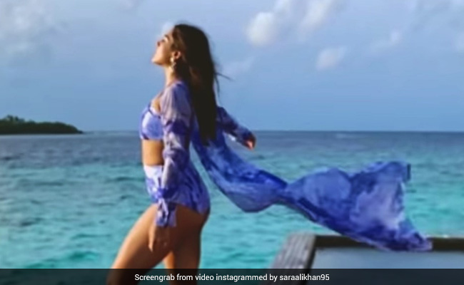 Video: सारा अली खान का समंदर किनारे दिखा ग्लैमरस अंदाज, फैंस बोले- ओ जलपरी...