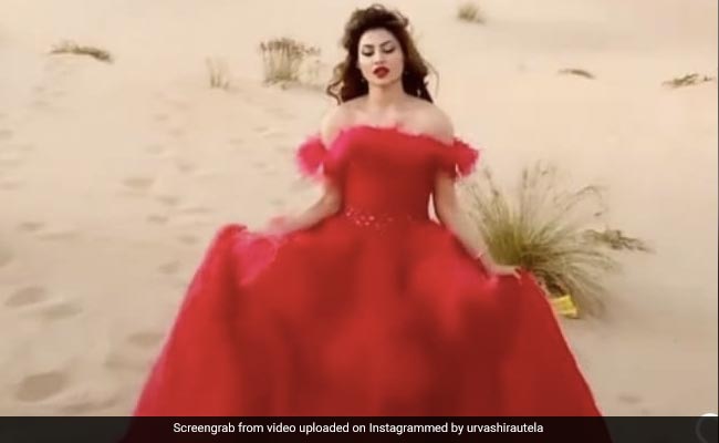 उर्वशी रौतेला ने रेगिस्तान में वॉक कर यूं ढाया कहर, बार-बार देखा जा रहा Video