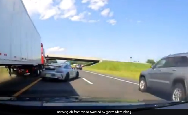 तेज रफ्तार ट्रक, कार को मारने वाला था टक्कर, अचानक ड्राइवर ने लगाया दिमाग और किया कुछ ऐसा - देखें Video