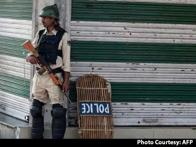 Police Officer Injured In Terrorist Attack In Srinagar; Manhunt Underway