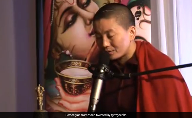 बौद्ध भिक्षु ने सुरीली आवाज़ में गाया गणेश मंत्र, सुनकर मंत्रमुग्ध हुए लोग, हर्ष गोयनका ने शेयर किया Video